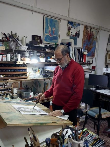 Maurizio Carnevali nel suo studio disegna Frida Kahlo