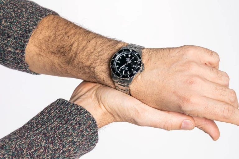orologio salvador dalì al polso di un uomo